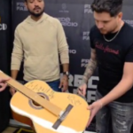 Violão autografado por artistas durante a Expoglória 2025, será leiloado em prol do Hospital do Amor
